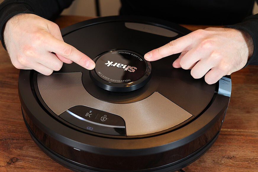 Der Laserturm eines Shark Saugroboters ist zu sehen.